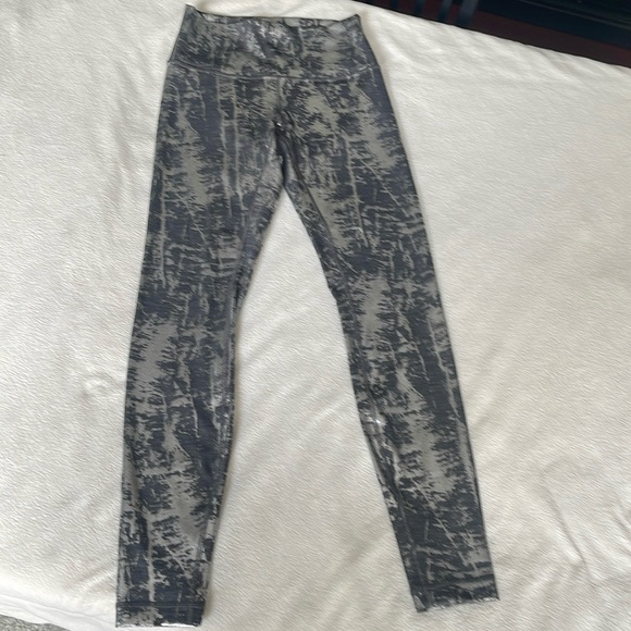 Lululemon Metallic Silver and Black Print Pattern Wunder Under Size 6 28” inseam - Picture 4 of 11